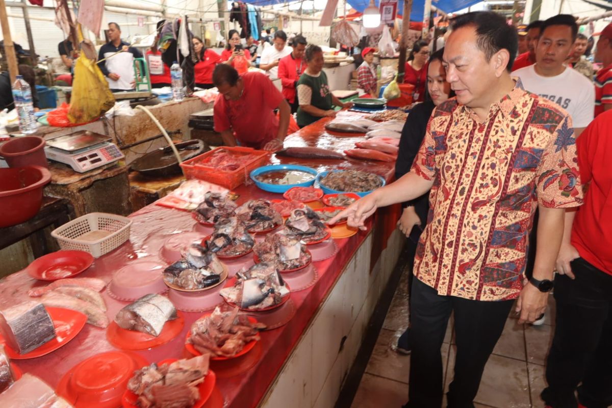 Wali Kota Tomohon pantau harga bahan pokok di Pasar Beriman