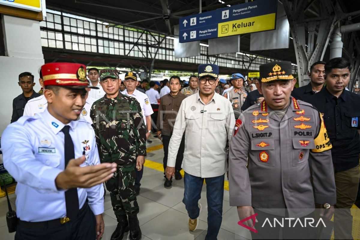 Minister, Polri Chief, TNI Commander visit Pasar Senen Station