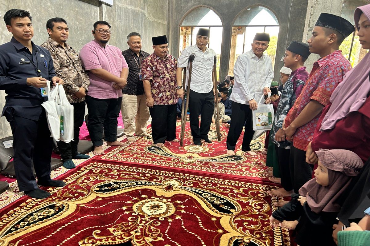 Pj Gubernur Sumsel bersama PT PAMA tutup safari ramadhan dengan bagikan santunan
