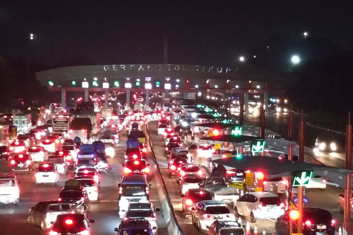 Arus lalu lintas di Gerbang Tol Cikupa arah Merak mulai ramai