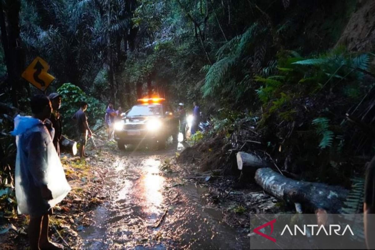 Longsor tutup jalan kabupaten di Tanah Datar