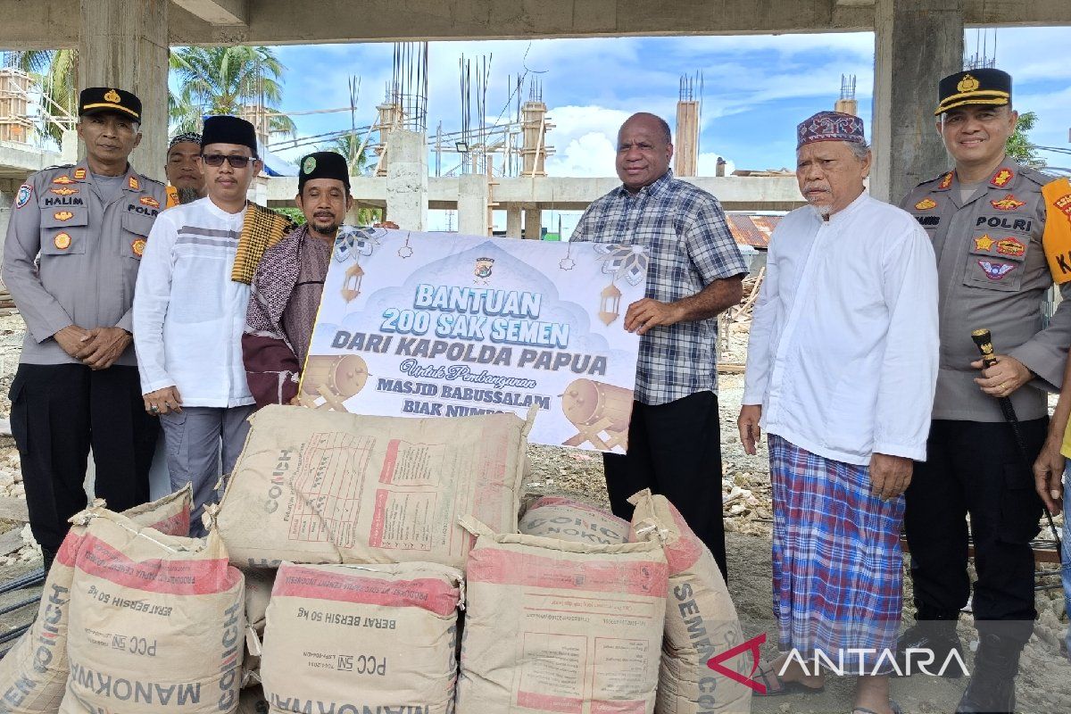 Kapolda Papua serahkan bantuan semen ke Masjid Babussalam Biak