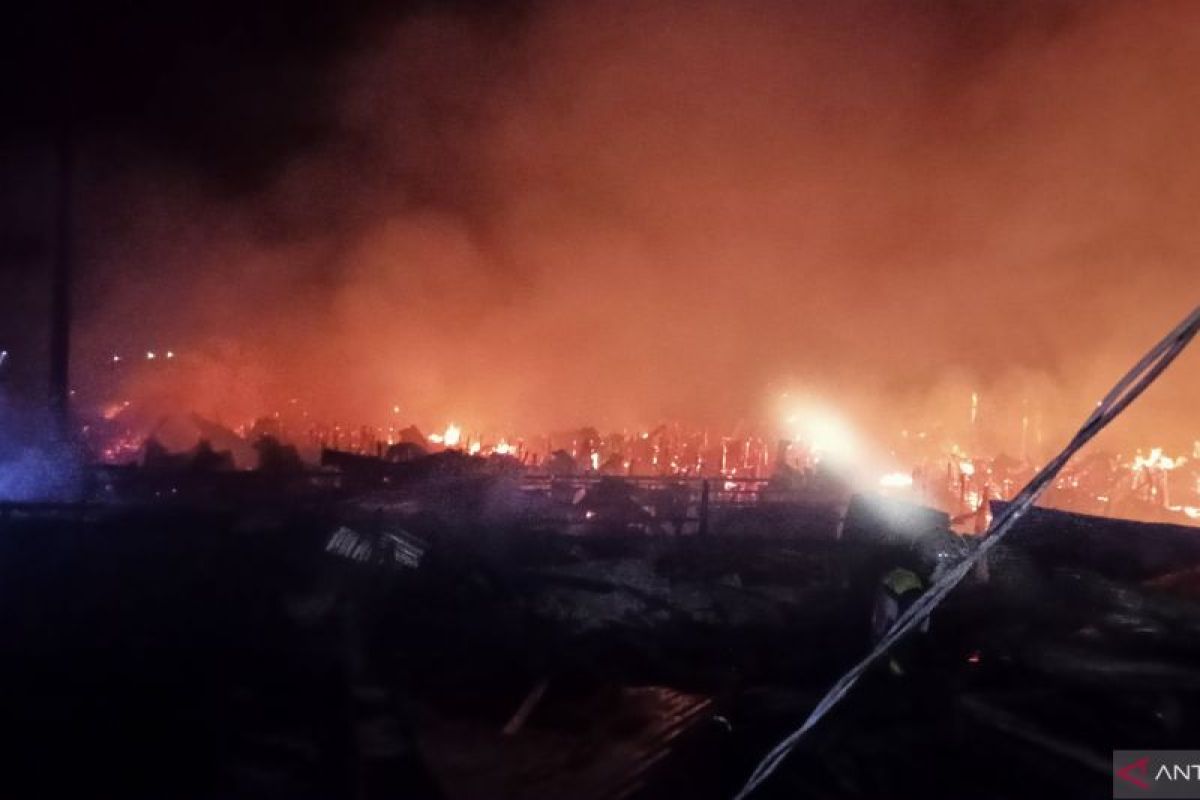 Kebakaran landa kawasan padat penduduk di Palangka Raya, diduga hanguskan puluhan rumah