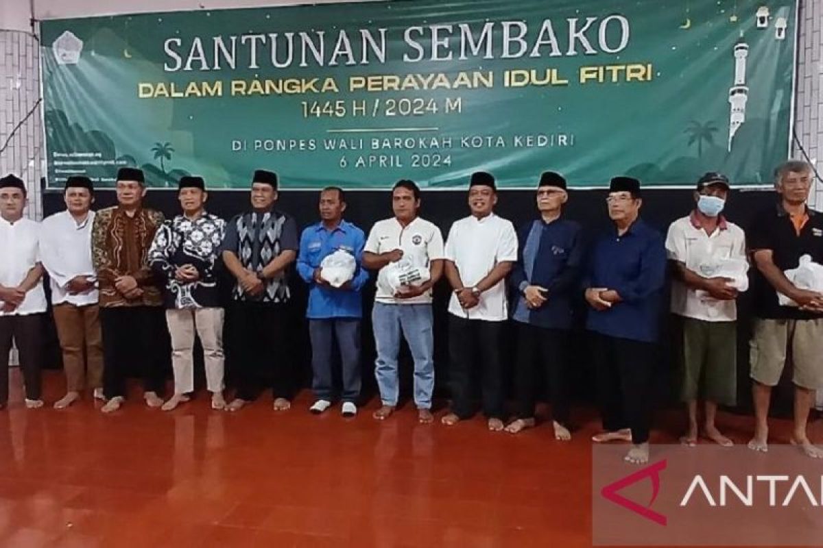 Pesantren Wali Barokah Kediri bagikan ratusan paket bahan pokok