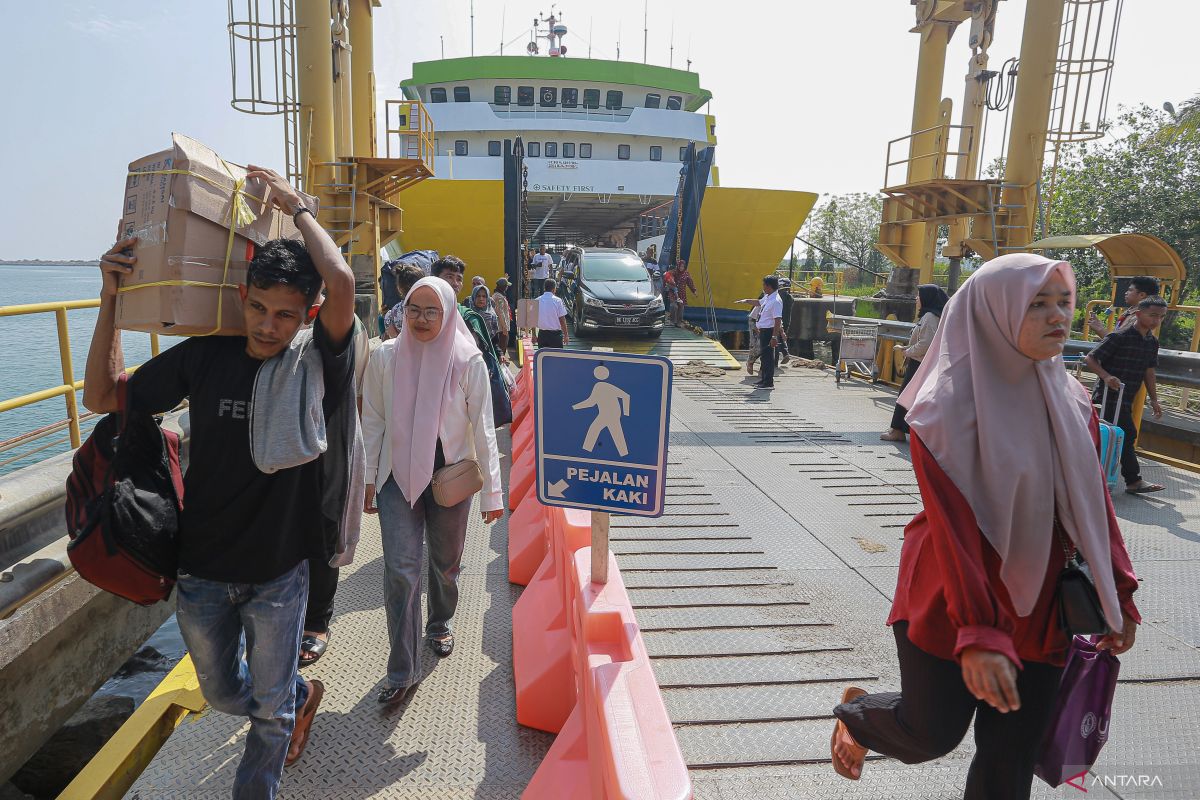 FOTO - Arus mudik di Pelabuhan Ulee Lheu normal lancar