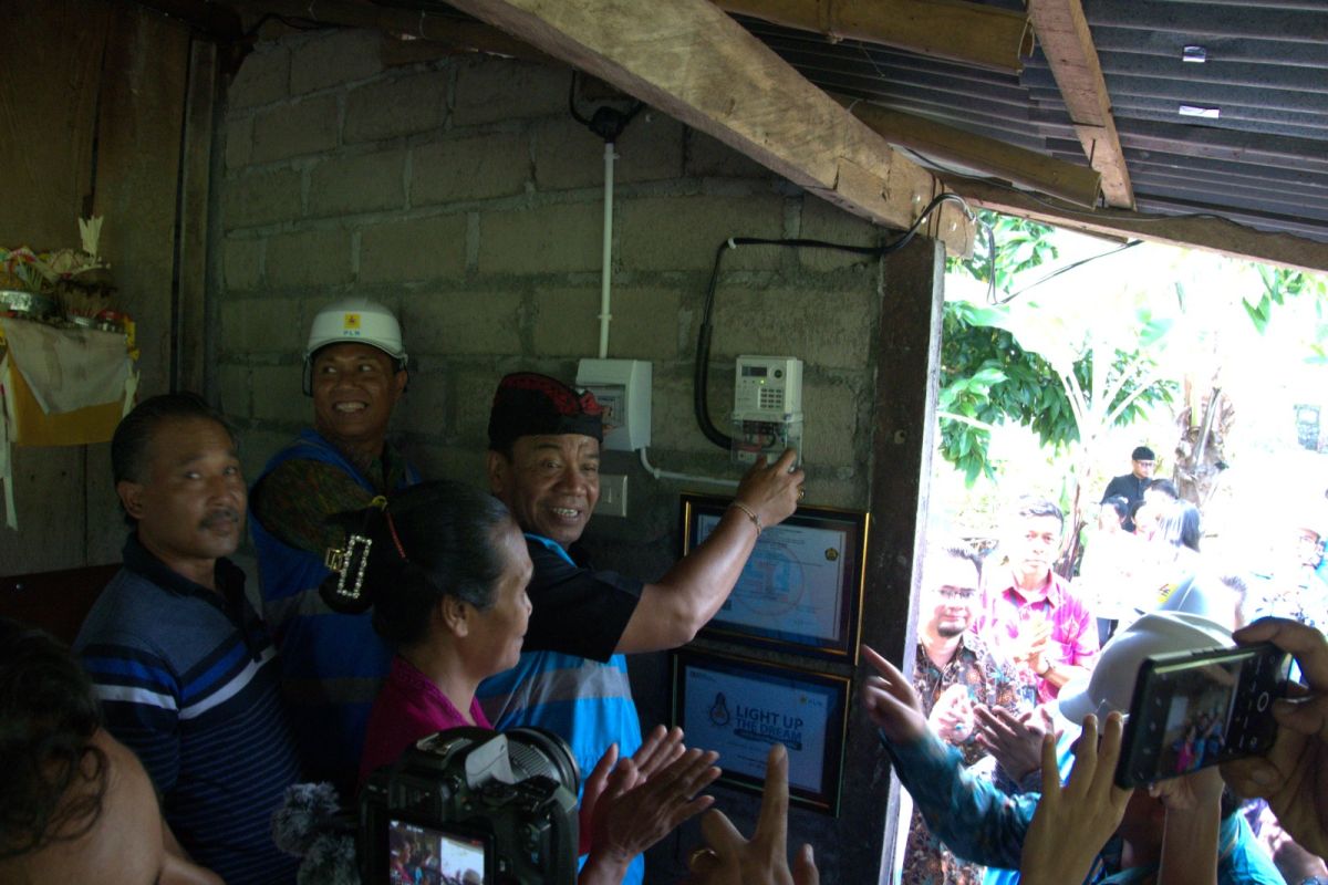 PLN bantu sambung listrik gratis bagi 50 keluarga kurang mampu di Provinsi Bali