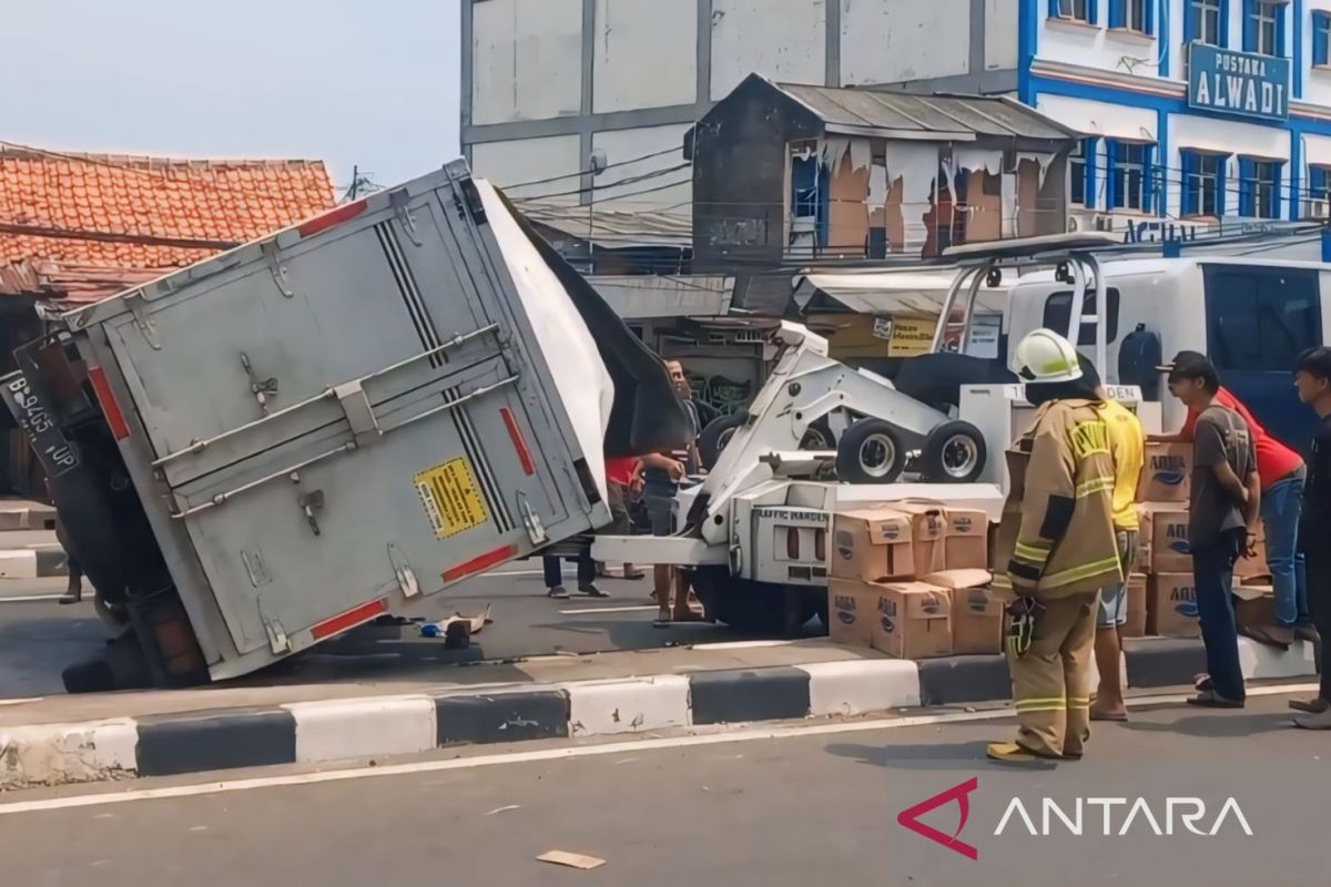 Sebuah truk boks terguling di Jalan Layang Pulogebang