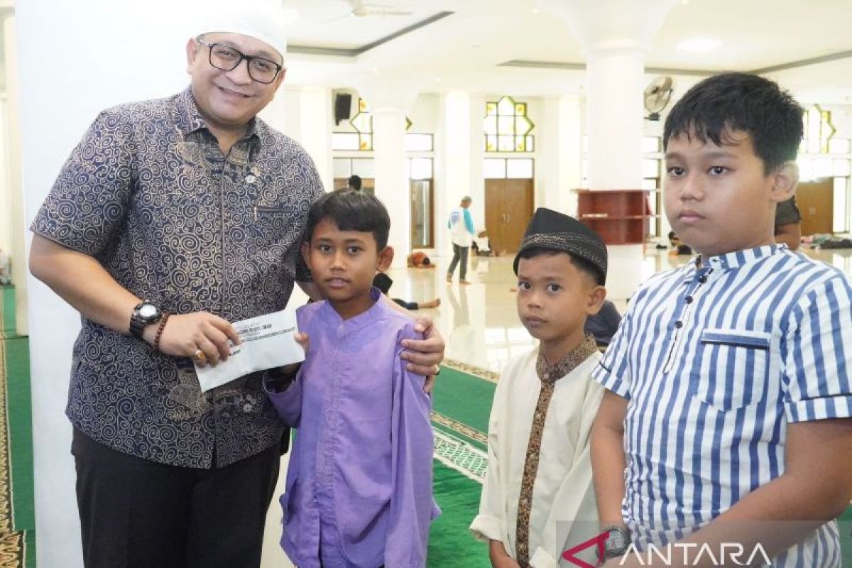 Andree Algamar Serahkan Santunan THR Bagi Anak Yatim Binaan Masjid Agung Nurul Iman