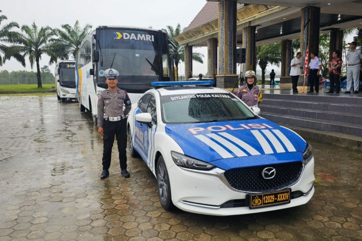 Personel Polda Kaltara Melaksanakan Pengawalan Mudik Gratis