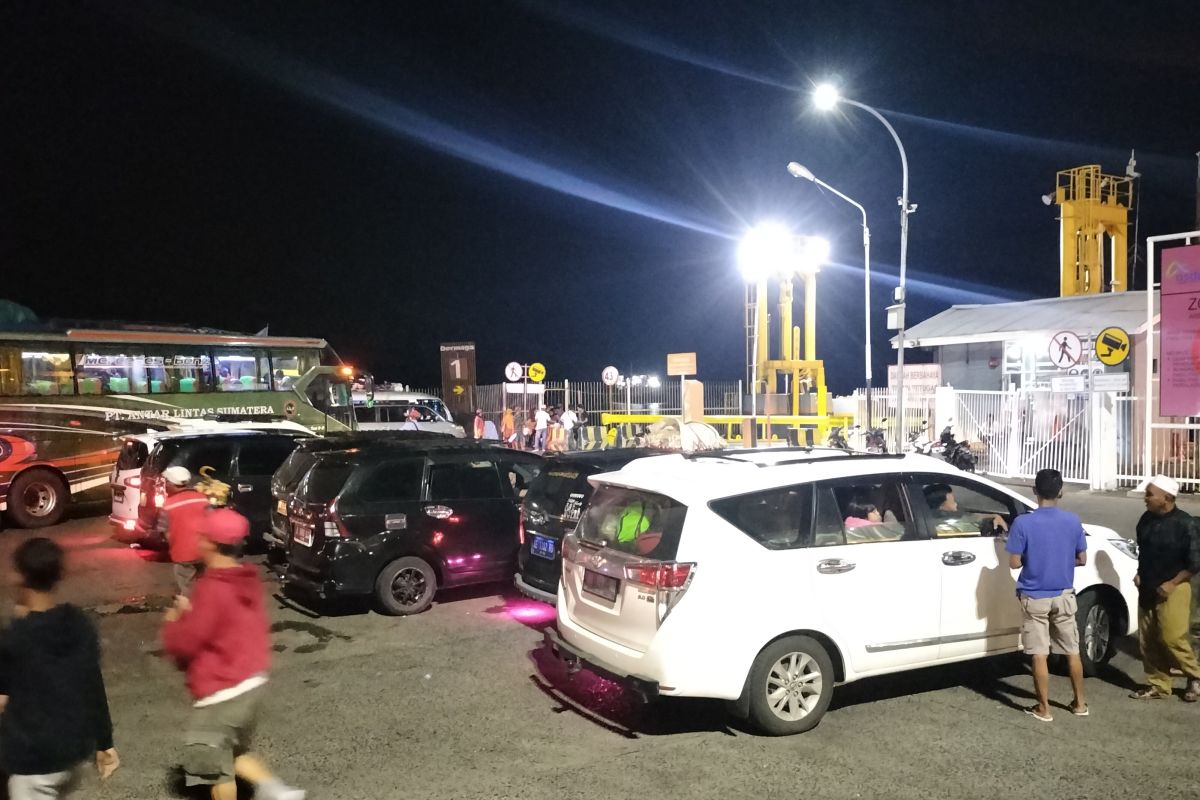 Sebanyak 30.113 penumpang menyeberang dari Lampung ke Jawa pada H-3