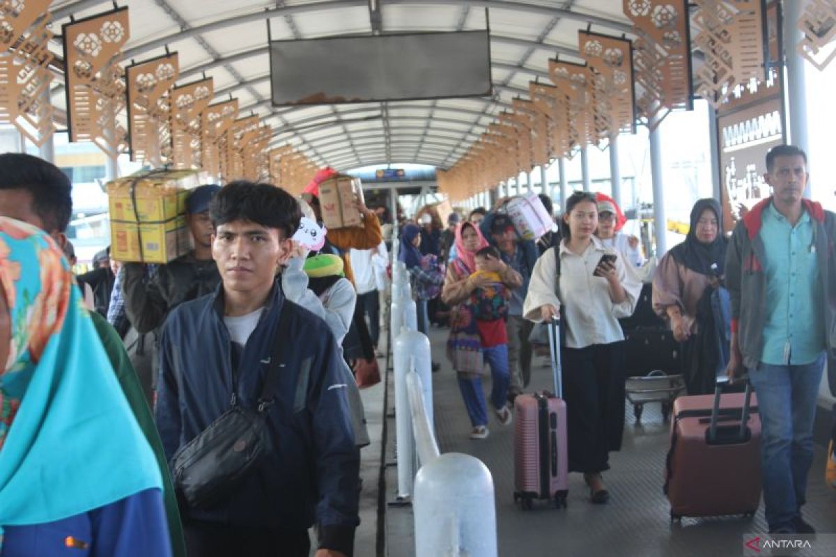 Ribuan penumpang padati pintu masuk kapal Pelabuhan Bakauheni