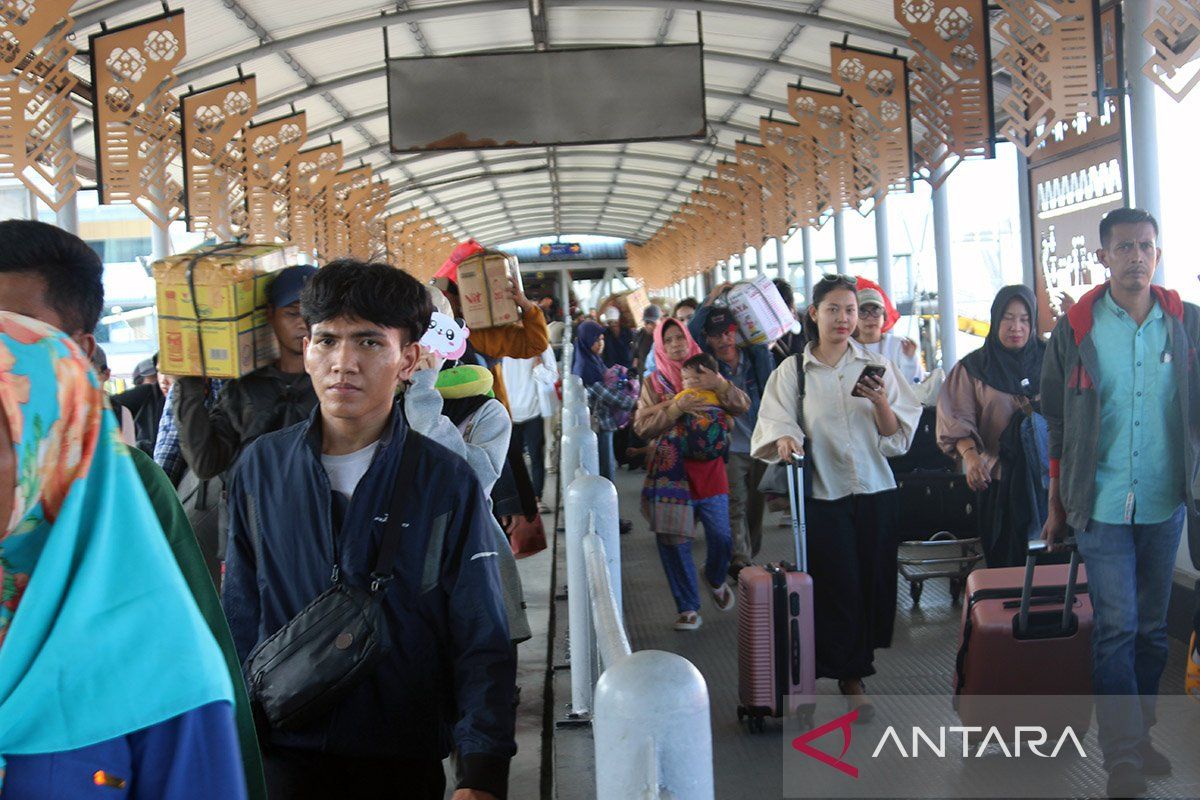 Ribuan penumpang padati pintu masuk kapal Pelabuhan Bakauheni Lampung