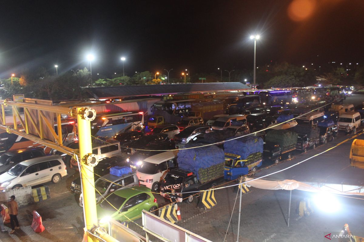 Arus mudik di Pelabuhan Bakauheni Lampung landai pada H-3 malam