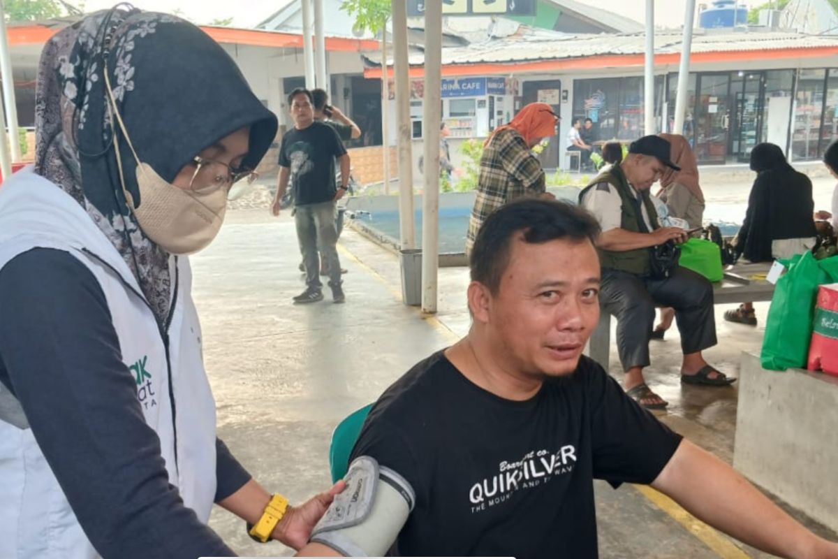 Pemda Kepulauan Seribu memeriksa kesehatan penumpang di Dermaga Ankol