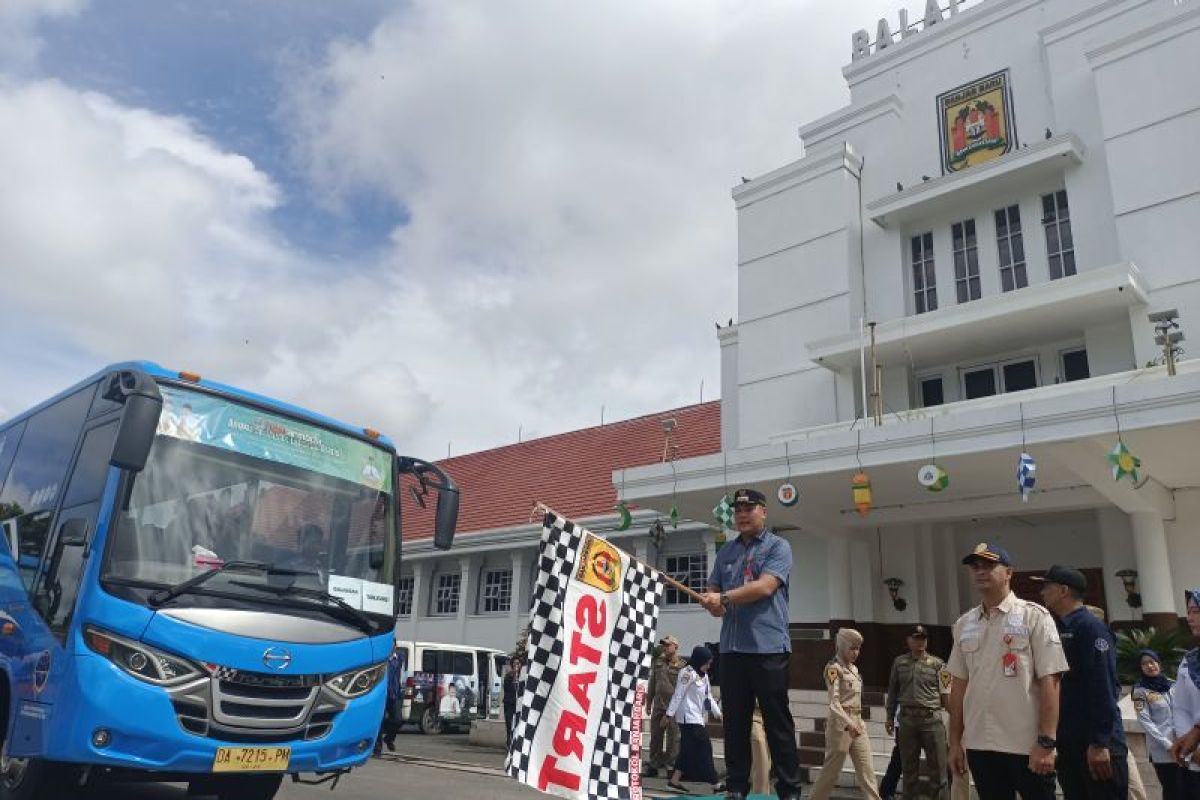 ARUS MUDIK - Wali Kota Aditya lepas angkutan mudik gratis warga Banjarbaru