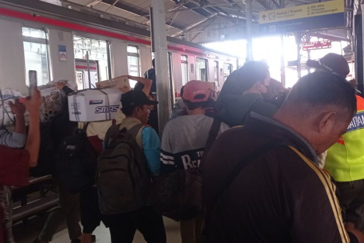 H-3 jadi puncak arus mudik di Stasiun Rangkasbitung, capai 55 ribu orang
