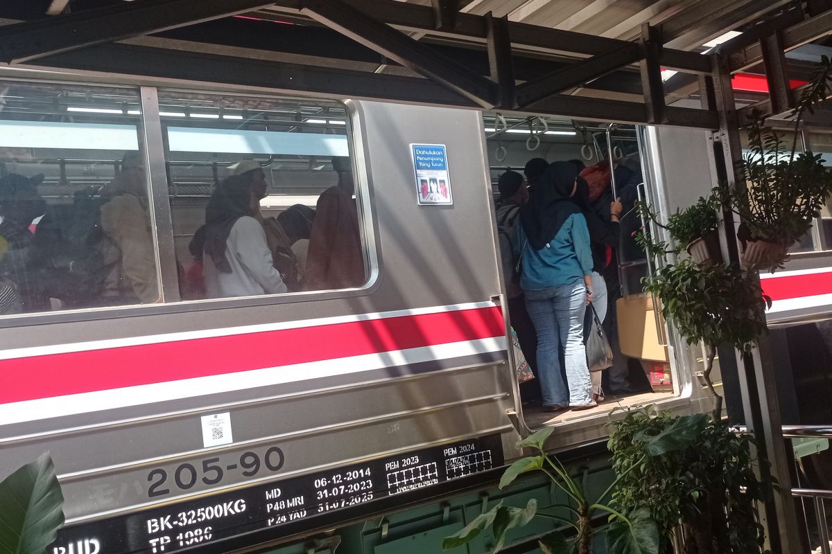 Stasiun KA Rangkasbitung operasikan 150 kereta pulang pergi