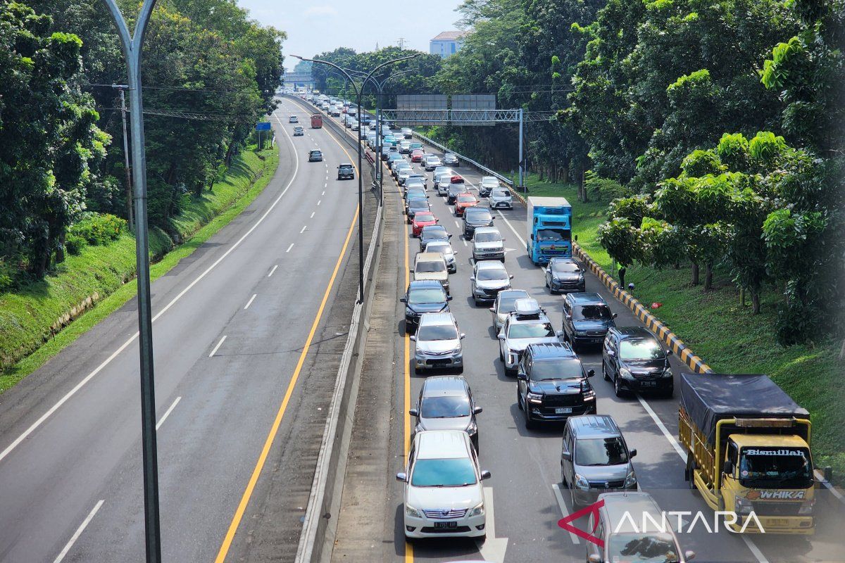 Capai 2.900 per jam, kendaraan melintas gerbang Kalikangkung Semarang, Jateng