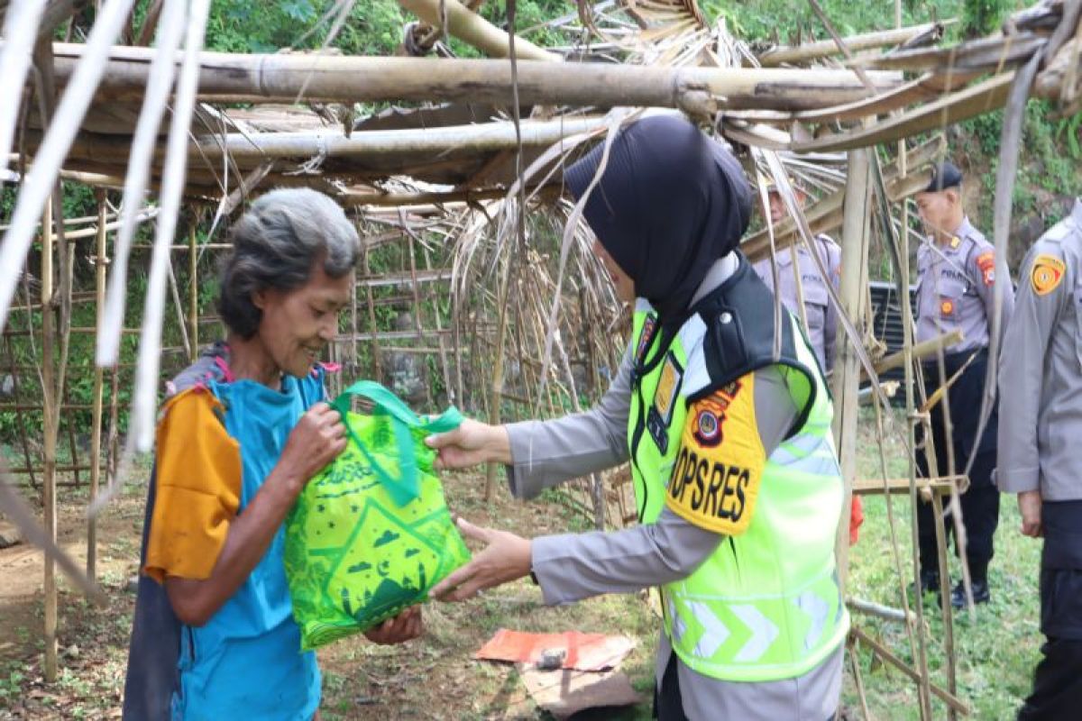 Polres Kulon Progo memberi tali kasih pada warga di Bukit Menoreh