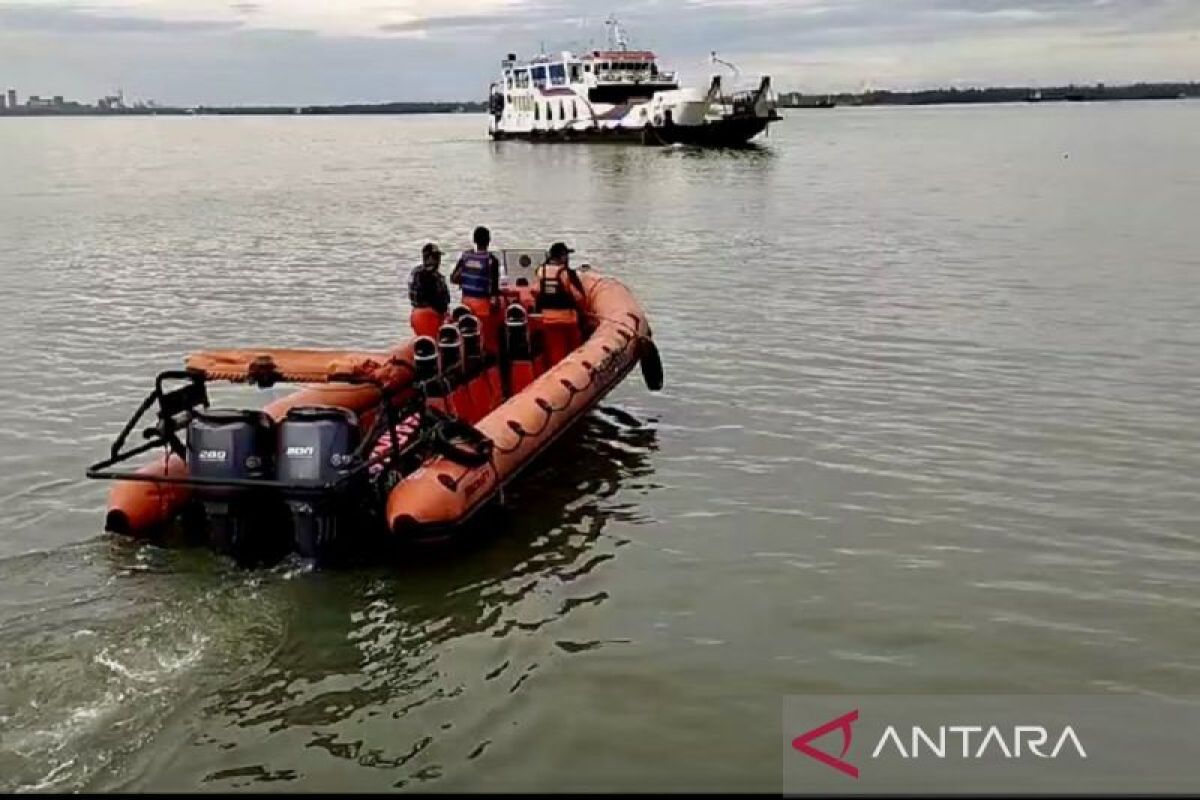 A Chinese ship crew falls into Kotabaru waters