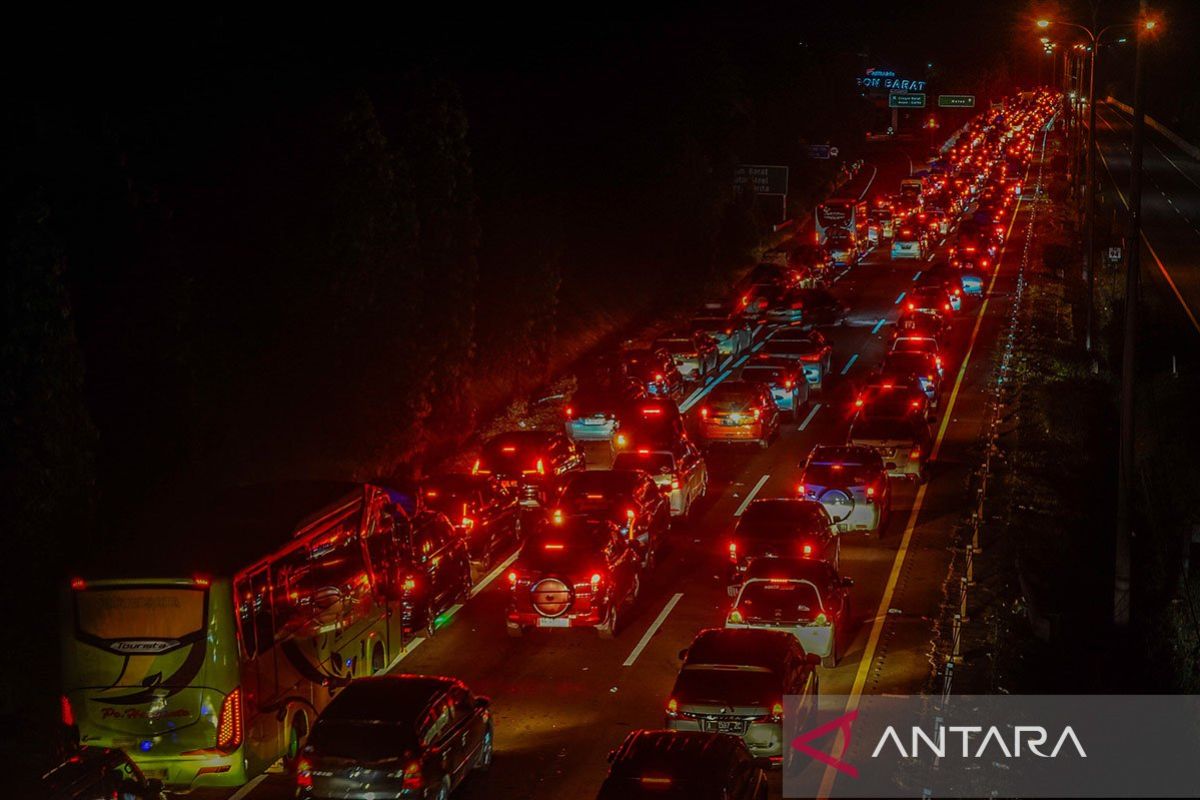 Pemudik terjebak macet di Tol Tangerang-Merak menuju pelabuhan