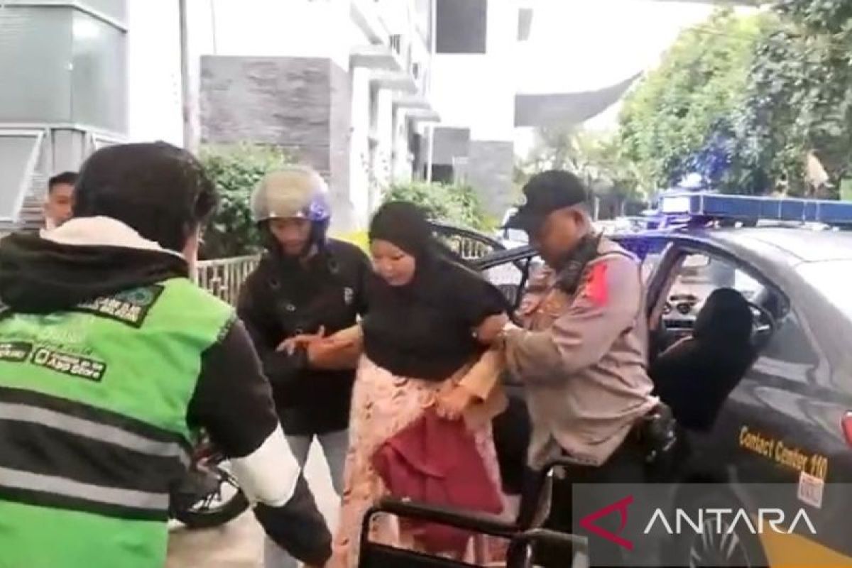 Polisi evakuasi ibu hamil hendak melahirkan dari kerumunan warga dalam pasar