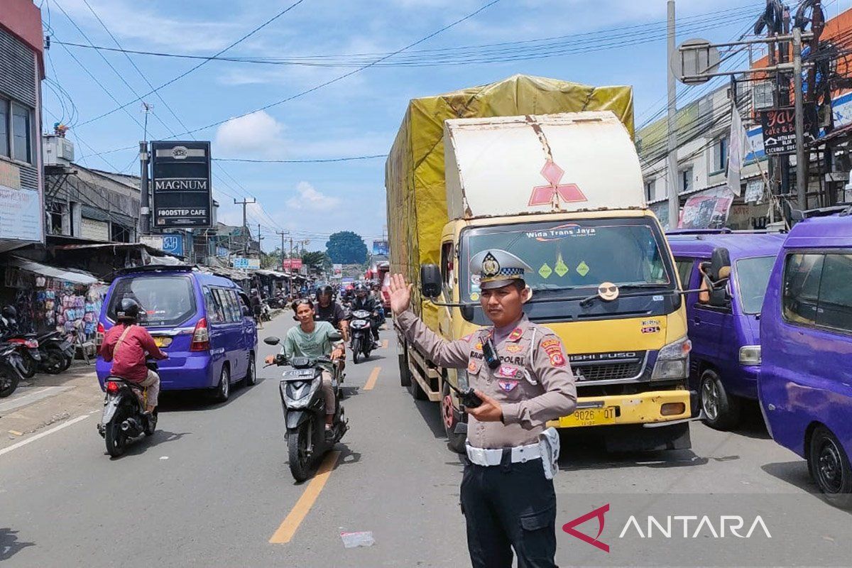 Polres Sukabumi berlakukan one way antisipasi kemacetan di jalur utara