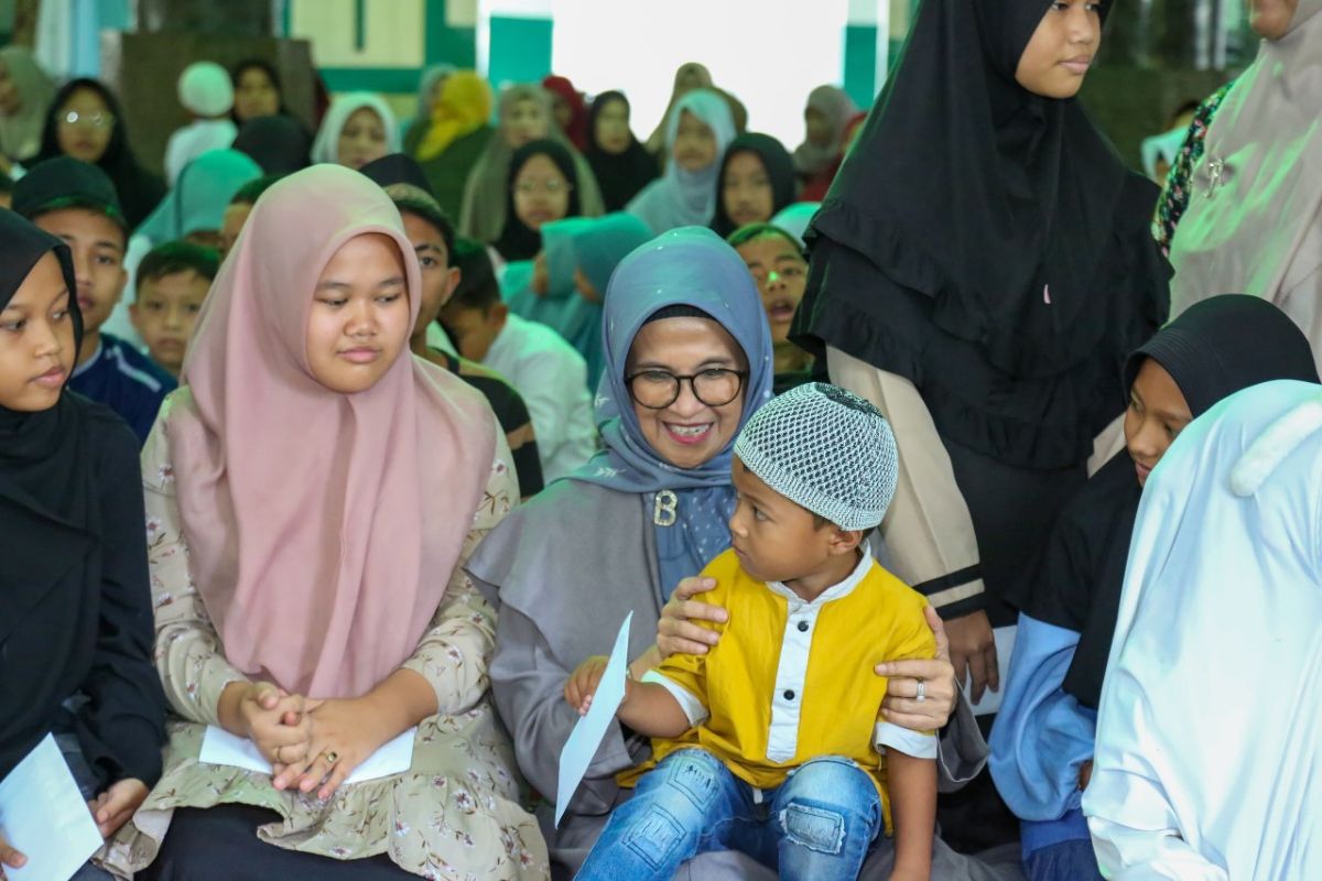 Wali Kota Pematangsiantar salurkan santunan enam masjid kepada 97 anak yatim