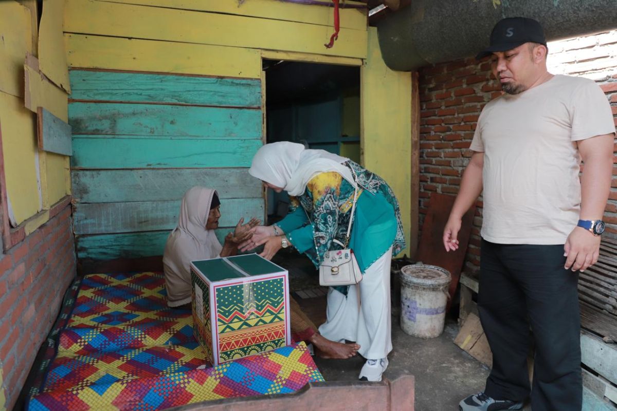 Pj Bupati salurkan 180 bantuan sosial untuk fakir miskin jelang lebaran