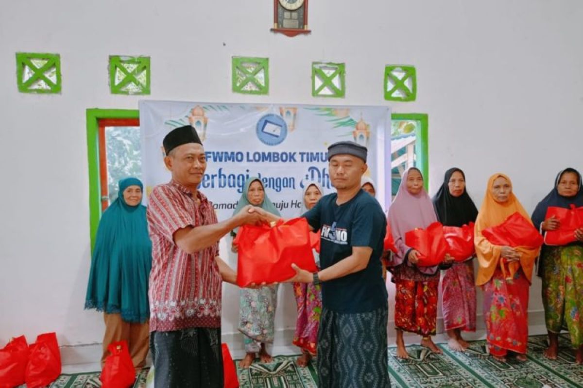 FWMO bagikan paket Ramadhan kepada Kaum Duafa di Lombok Timur