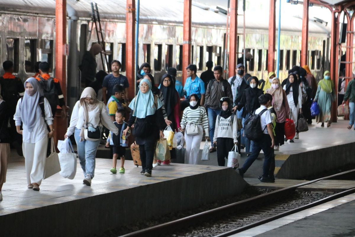 Sebanyak 10.630 pemudik tiba di Stasiun Daop 7 pada H-3 Lebaran
