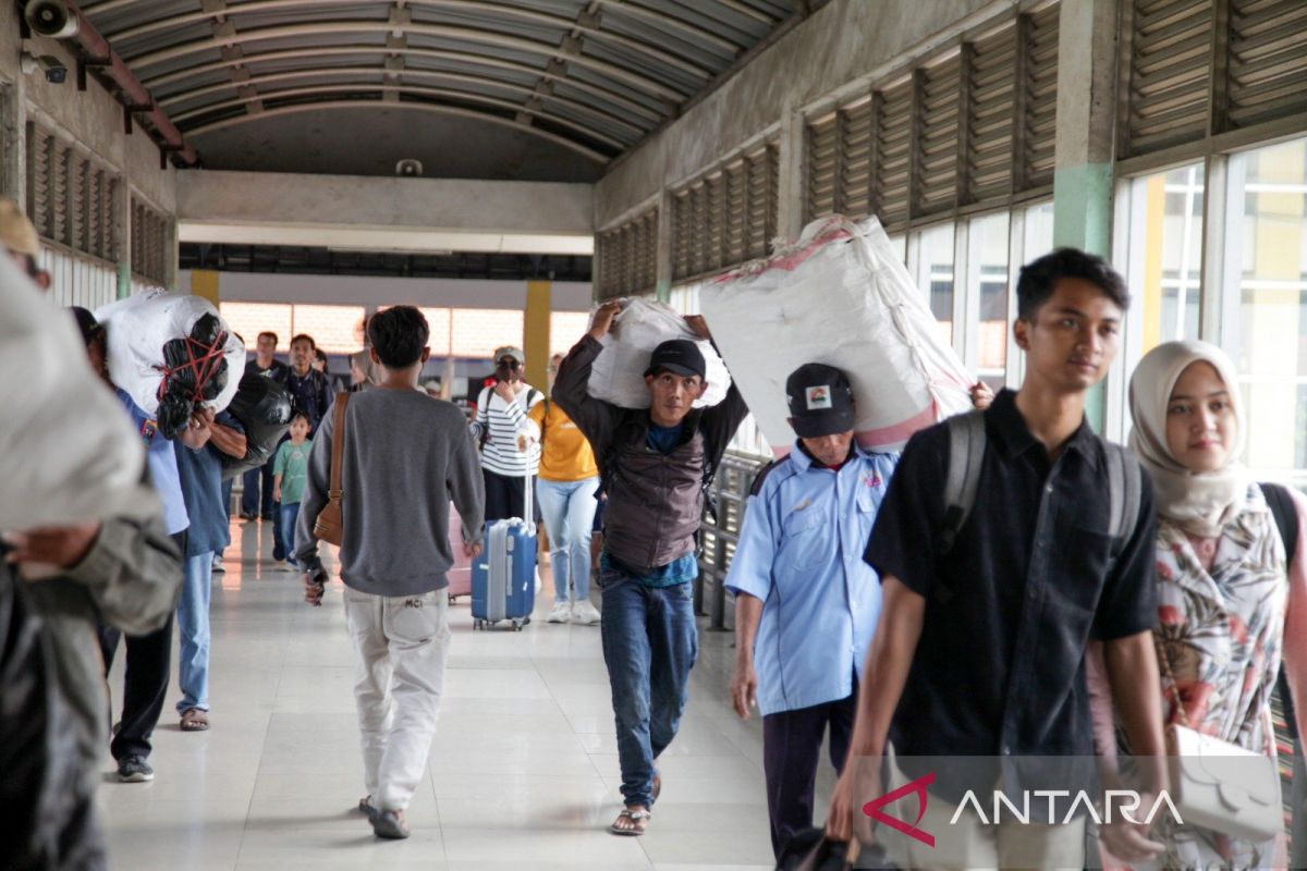 52 ribu pemudik padati Terminal Purabaya pada H-2 Idul Fitri