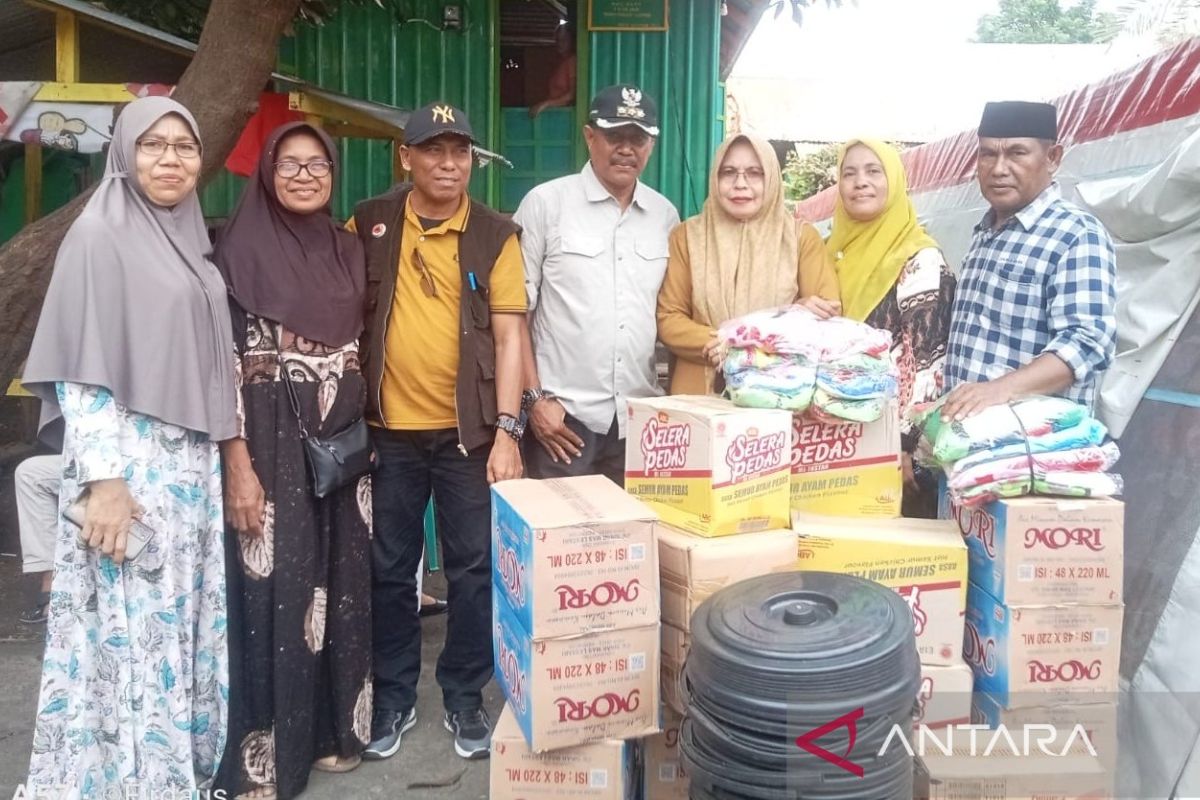 Pemkot Bima menyerahkan bantuan korban kebakaran di Sape