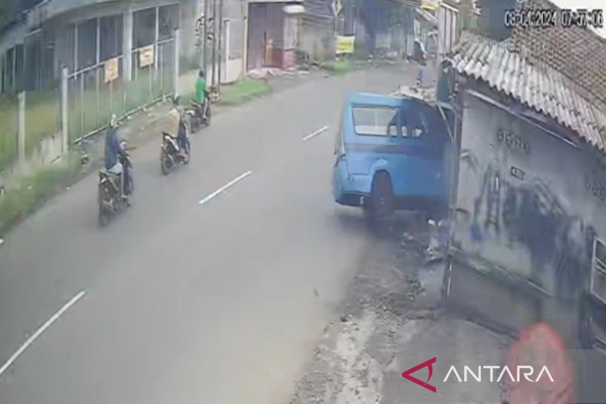Angkot hilang kendali tabrak tiga pemotor dan satu unit bangunan di Jalan Karadenan Bogor