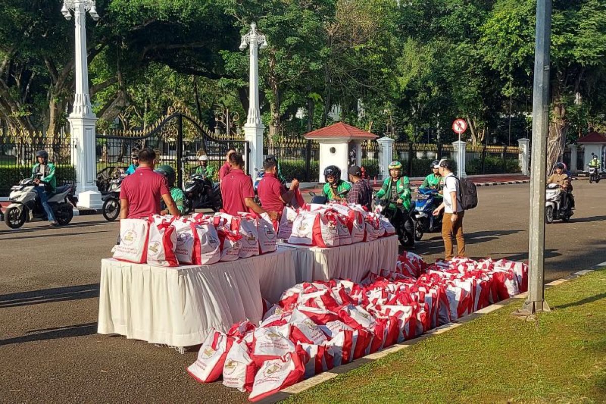 Setpres bagi-bagi bantuan sembako untuk warga di depan Istana Merdeka