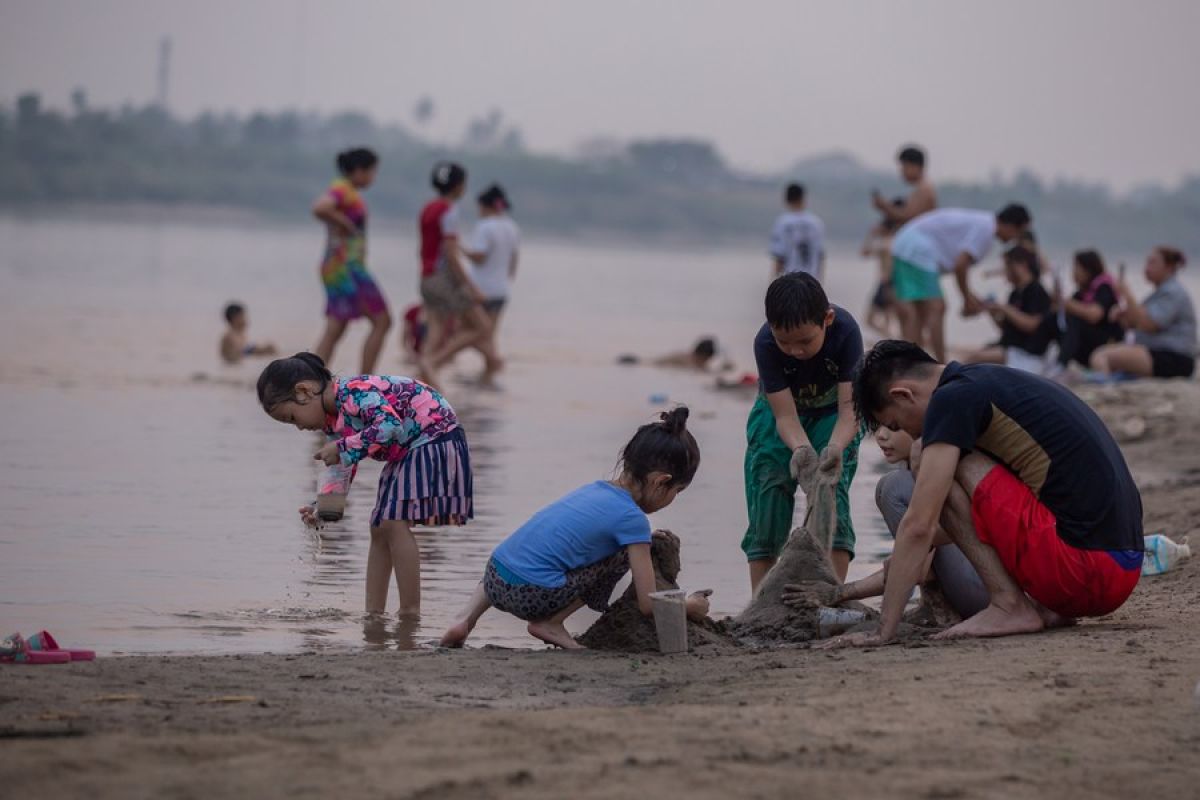 Menengok berbagai cara warga habiskan waktu luang di Sungai Mekong