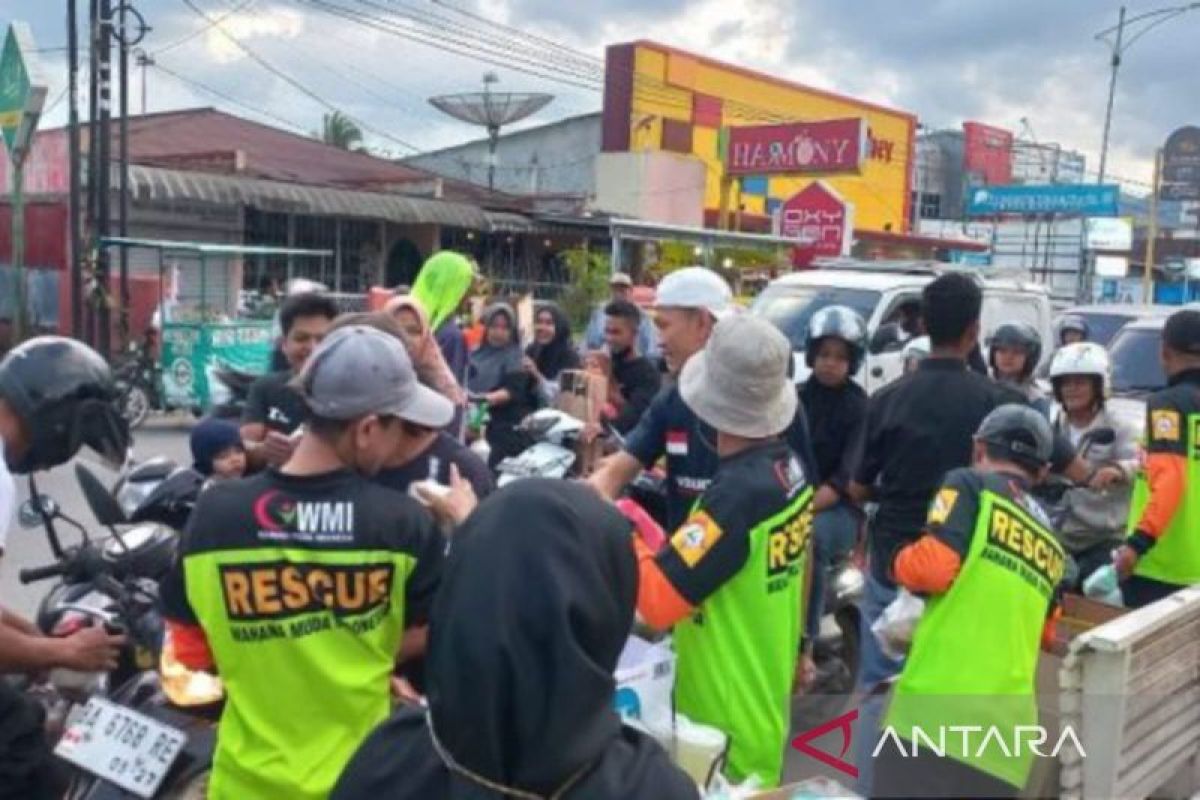 Relawan WMI Solok bagi takjil gratis momen jalin silaturrahim