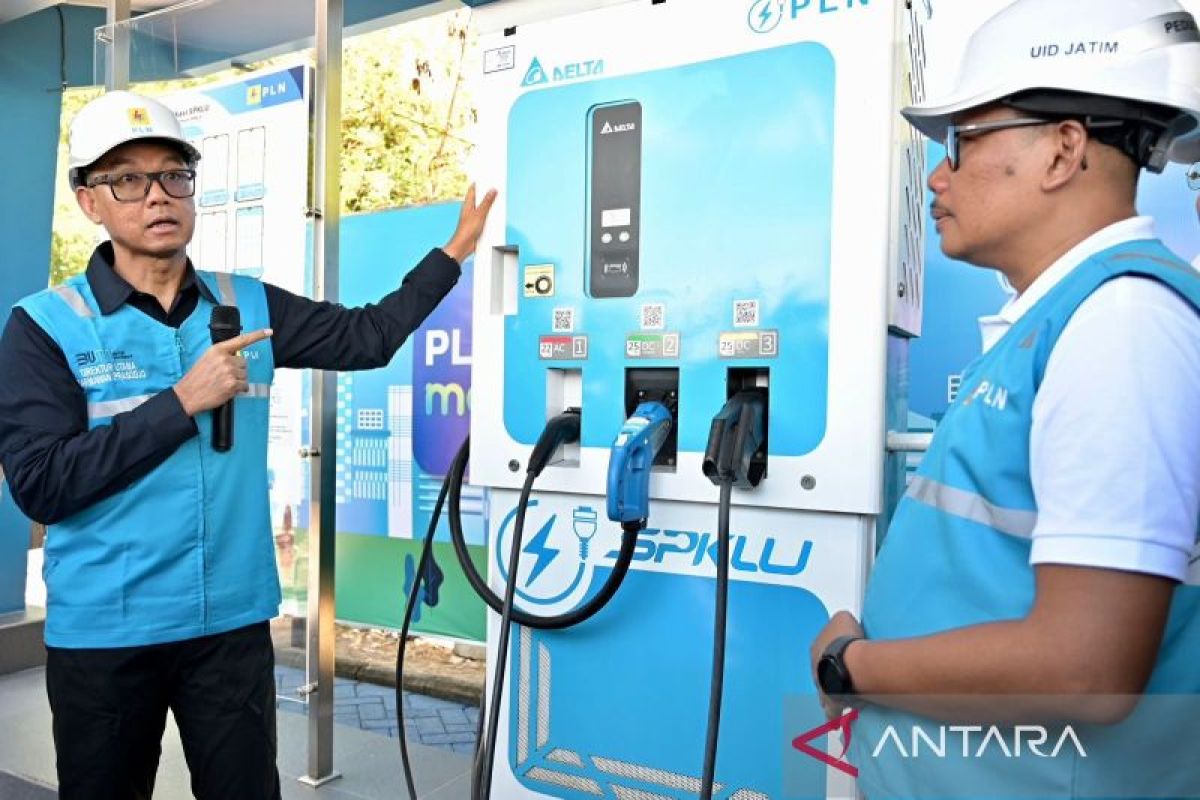 Dirut PLN inspeksi SPKLU jalur mudik pastikan 1.299 unit se-Indonesia siaga layani pengguna mobil listrik