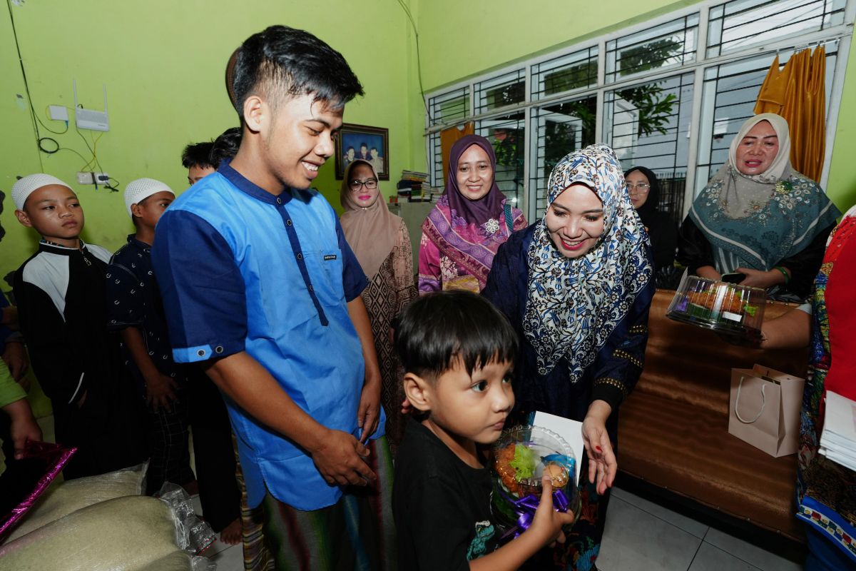 Dekranasda Sulsel berbagi bahagia dengan anak panti asuhan di Makassar