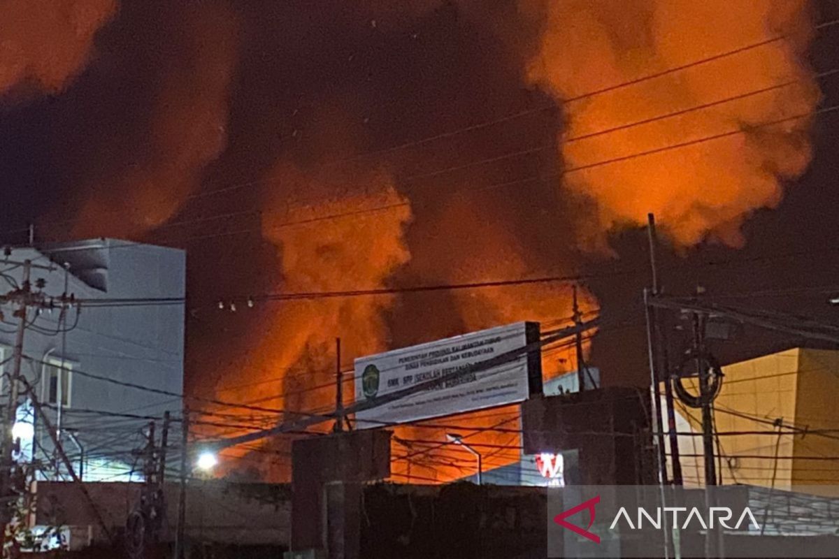 Kebakaran hanguskan tujuh rumah di Samarinda, empat relawan luka