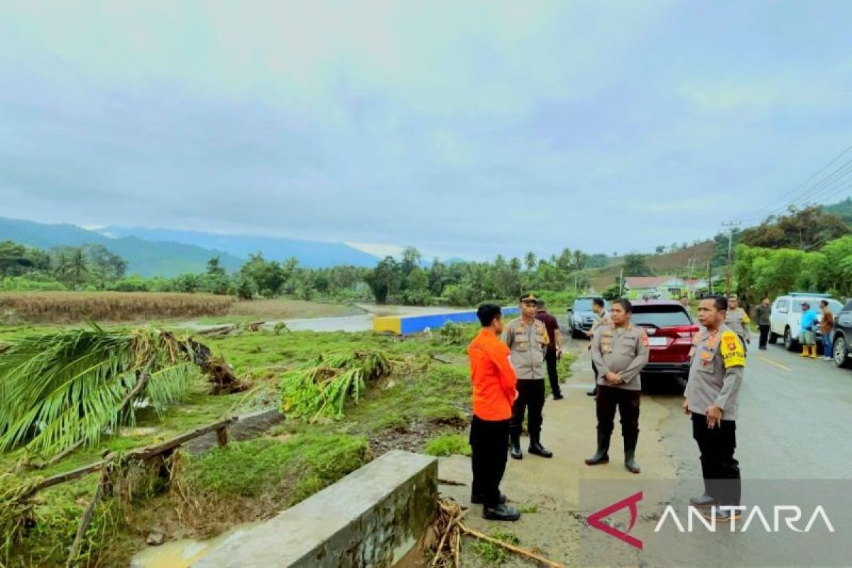 Kapolda tinjau kondisi Tolinggula Gorontalo Utara setelah banjir