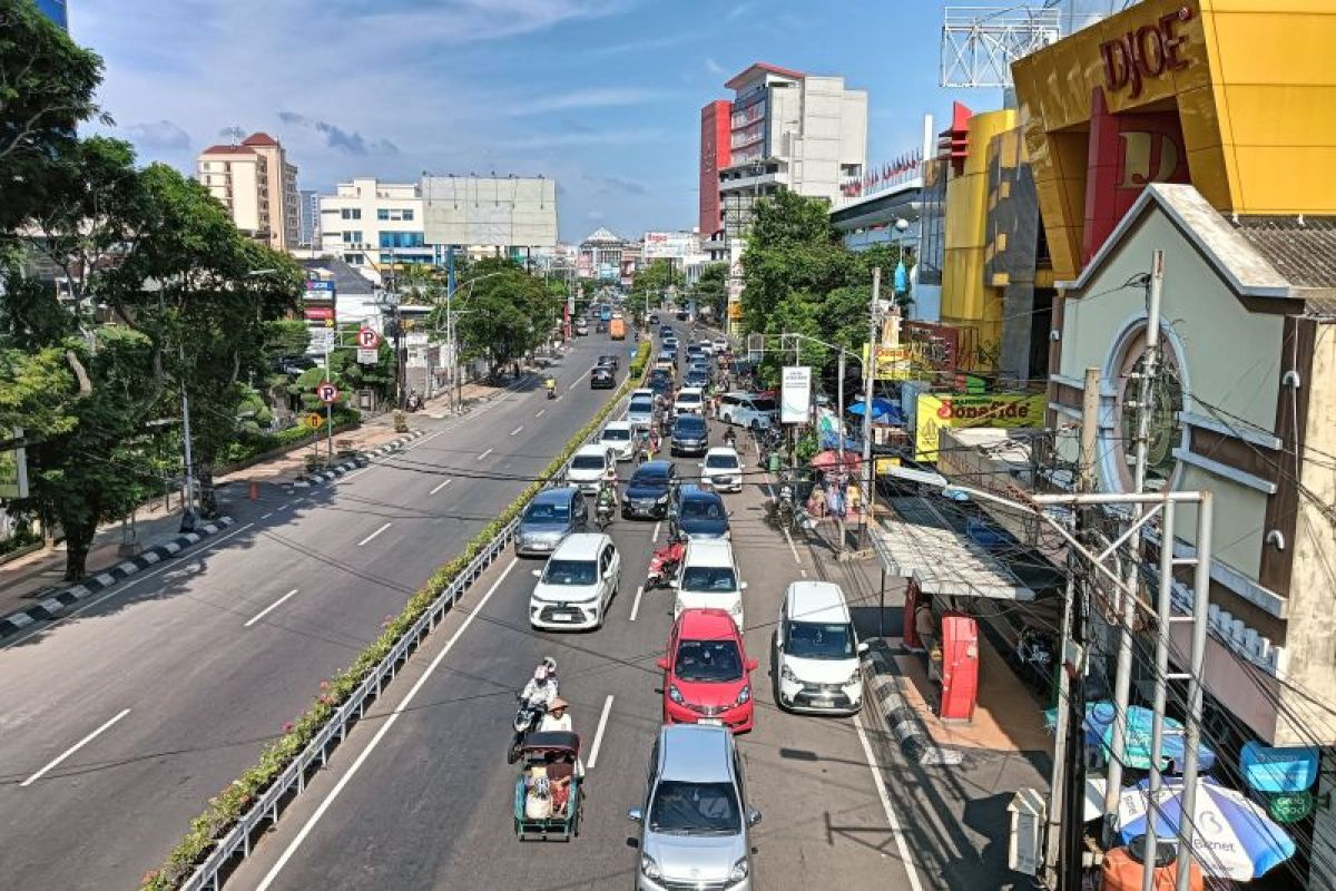 Pusat oleh-oleh Semarang mulai dipadati pemudik