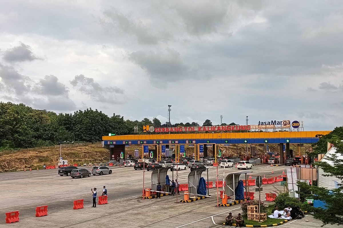 Kendaraan masuk Gerbang Tol Kalikangkung H-2 Lebaran lancar