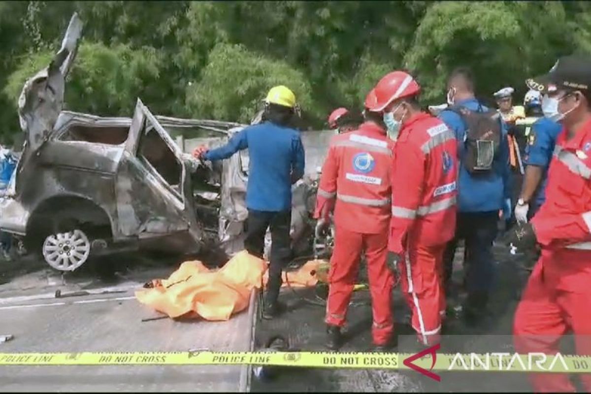 Kecelakaan maut di KM 58 Tol Cikampek , 9 orang dilaporkan meninggal