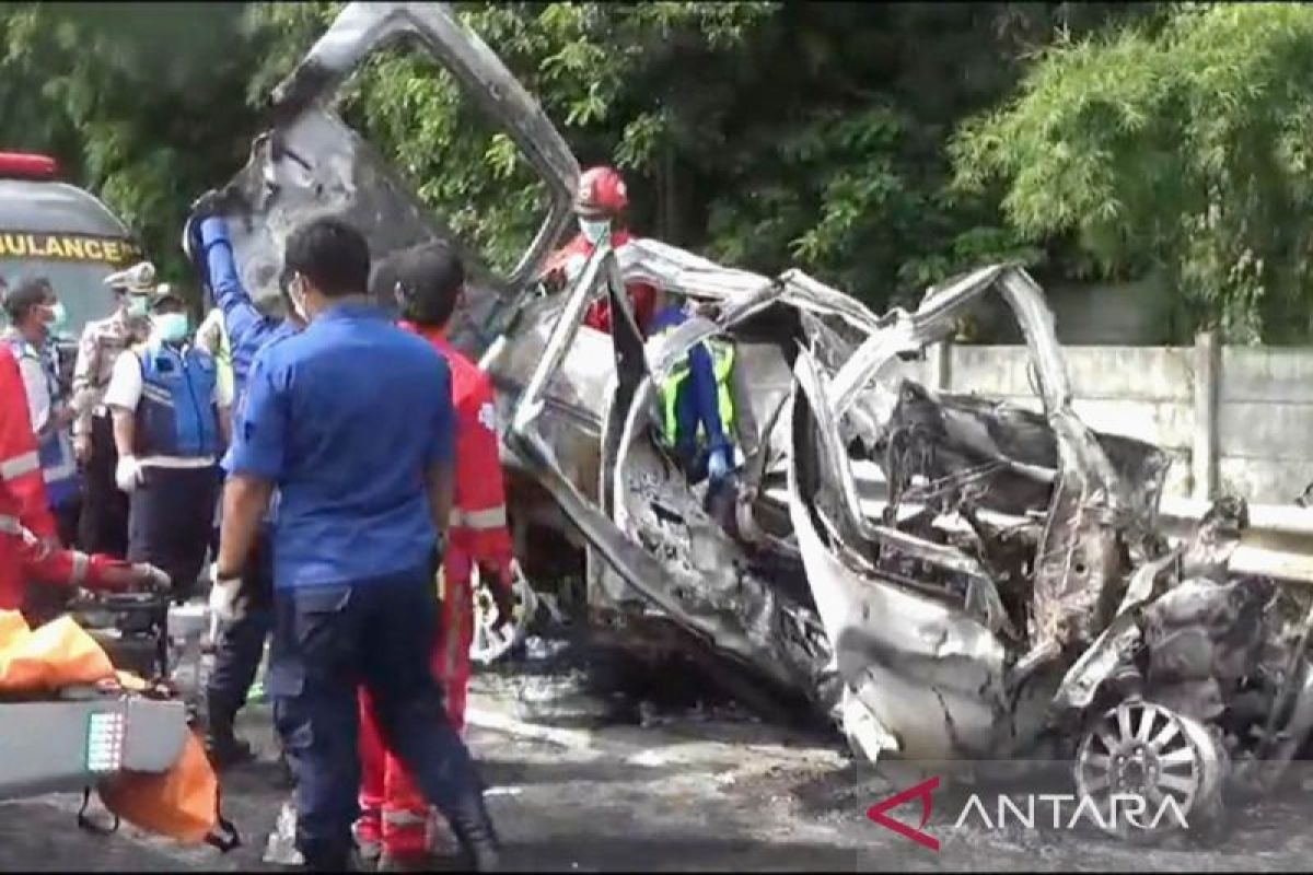 Petugas ungkap mobil Grand Max hangus dalam kecelakaan di Tol Cikampek