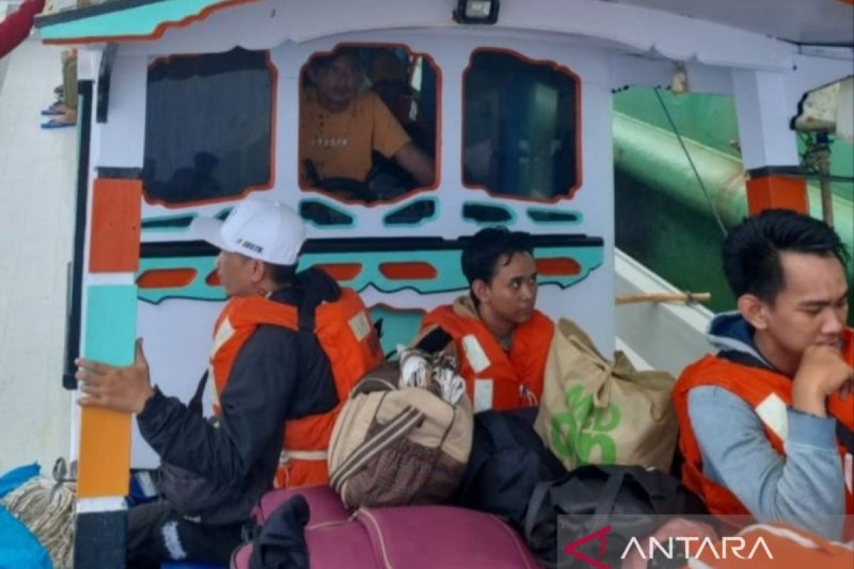 Arus Mudik - Tim gabungan evakuasi 95 orang penumpang kapal KM Salvia