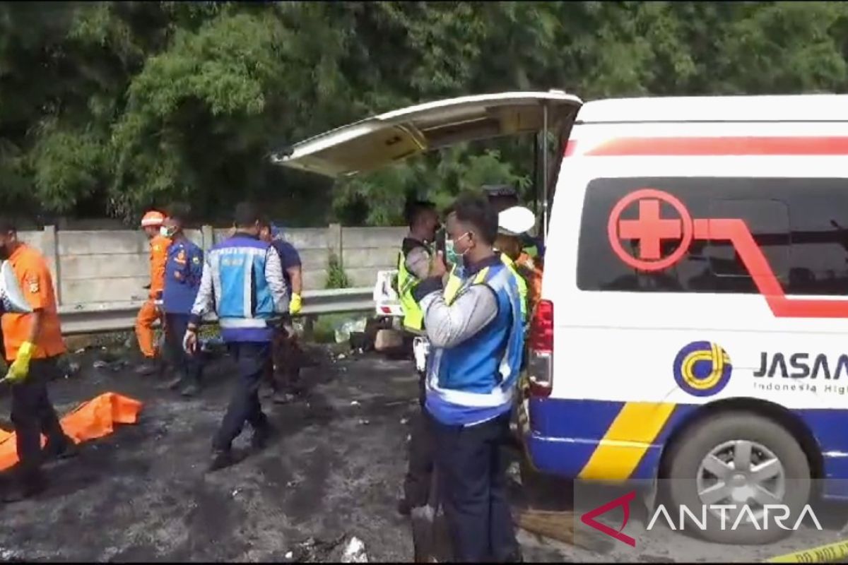 Sebanyak 13 kantong mayat dibawa petugas dari lokasi kecelakaan KM 58