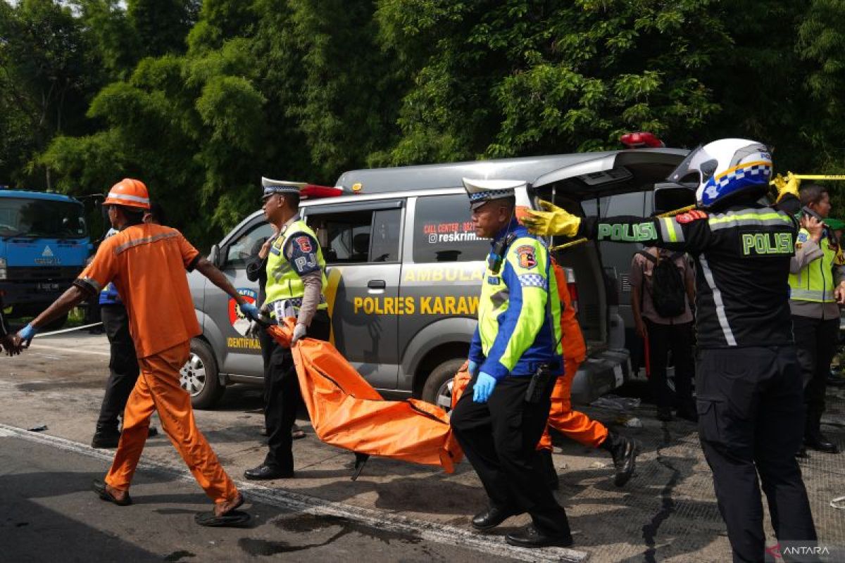 13 kantong mayat dibawa petugas dari lokasi kecelakaan KM 58