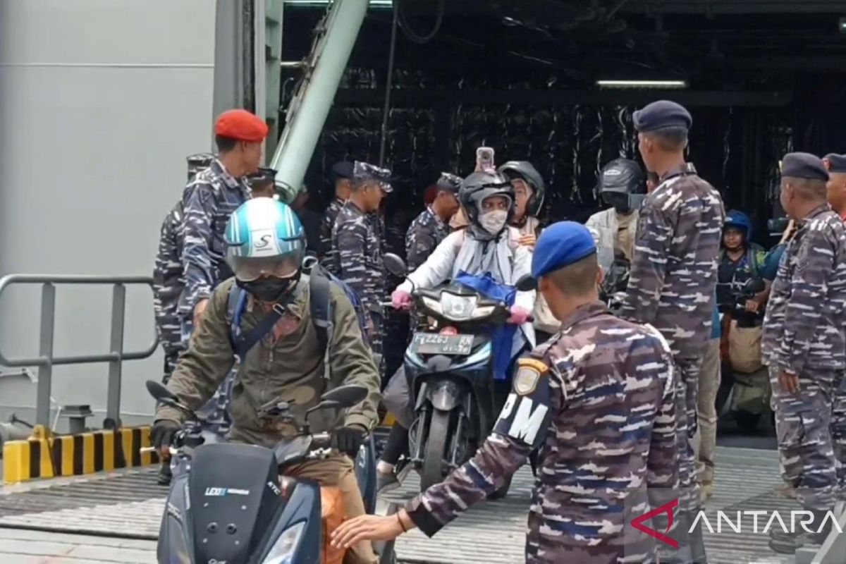 TNI AL fasilitasi ribuan pemudik naik kapal perang
