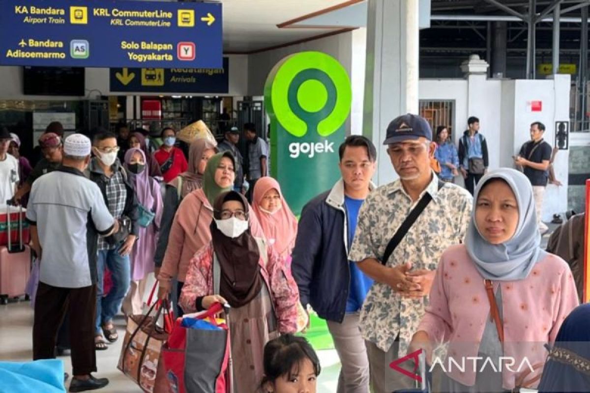 Ribuan penumpang turun di Stasiun Solobalapan pada H-2 Lebaran